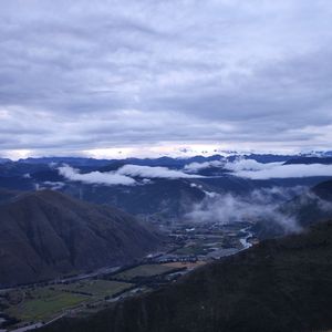 男女生一起努力生孩子
